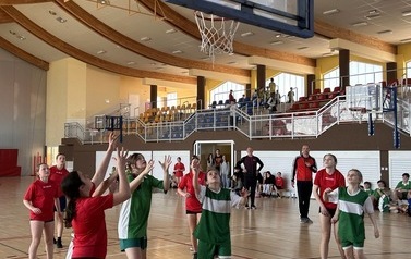 Powiatowe Igrzyska Dzieci w Koszyk&oacute;wce w kategorii dziewcząt i chłopc&oacute;w, w Sztumie 3