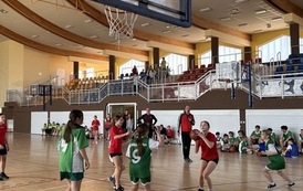 Powiatowe Igrzyska Dzieci w Koszyk&oacute;wce w kategorii dziewcząt i chłopc&oacute;w, w Sztumie 4