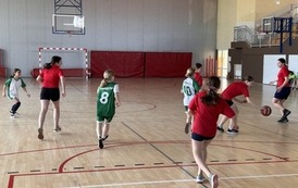 Powiatowe Igrzyska Dzieci w Koszyk&oacute;wce w kategorii dziewcząt i chłopc&oacute;w, w Sztumie 8