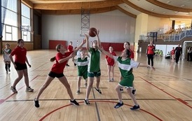 Powiatowe Igrzyska Dzieci w Koszyk&oacute;wce w kategorii dziewcząt i chłopc&oacute;w, w Sztumie 11