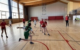 Powiatowe Igrzyska Dzieci w Koszyk&oacute;wce w kategorii dziewcząt i chłopc&oacute;w, w Sztumie 12