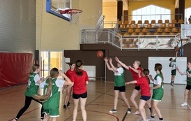 Powiatowe Igrzyska Dzieci w Koszyk&oacute;wce w kategorii dziewcząt i chłopc&oacute;w, w Sztumie 15