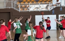 Powiatowe Igrzyska Dzieci w Koszyk&oacute;wce w kategorii dziewcząt i chłopc&oacute;w, w Sztumie 17