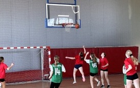 Powiatowe Igrzyska Dzieci w Koszyk&oacute;wce w kategorii dziewcząt i chłopc&oacute;w, w Sztumie 19