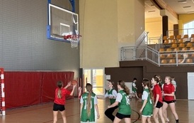 Powiatowe Igrzyska Dzieci w Koszyk&oacute;wce w kategorii dziewcząt i chłopc&oacute;w, w Sztumie 25