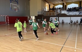 Powiatowe Igrzyska Dzieci w Koszyk&oacute;wce w kategorii dziewcząt i chłopc&oacute;w, w Sztumie 32