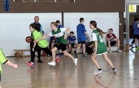 Powiatowe Igrzyska Dzieci w Koszyk&oacute;wce w kategorii dziewcząt i chłopc&oacute;w, w Sztumie 35