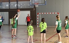 Powiatowe Igrzyska Dzieci w Koszyk&oacute;wce w kategorii dziewcząt i chłopc&oacute;w, w Sztumie 41