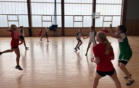Powiatowe Igrzyska Dzieci w piłce ręcznej, w kategorii chłopc&oacute;w i dziewcząt w  Sztumie 35