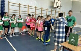 Powiatowe Igrzyska Dzieci w kategorii dziewcząt i chłopc&oacute;w w Unihokeju &ndash; w Mikołajkach Pomorskich 11